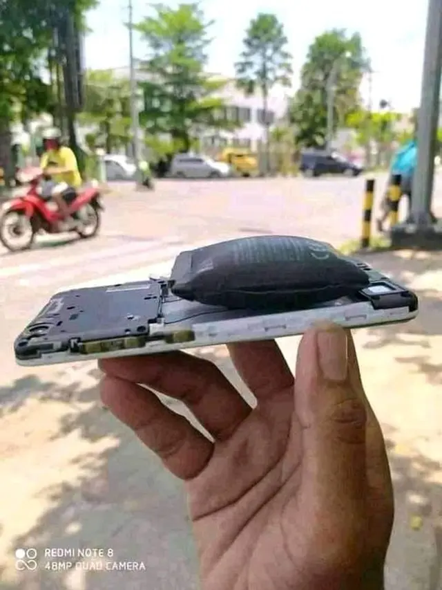 6 Potret Lika-Liku Pakai HP Baterai Rusak Ini Bikin Elus Dada