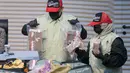 Uang tunai dalam pecahan rupiah dan mata uang asing diperlihatkan KPK sebagai barang bukti perkara dugaan suap pengurusan Hak Guna Bangunan (HGB) di Kantor BPN Kabupaten Bogor, Jakarta, Selasa (15/9/2026). Barang bukti tersebut disita dalam OTT yang dilakukan di wilayah Jabodetabek. (KLY/Budy Santoso)