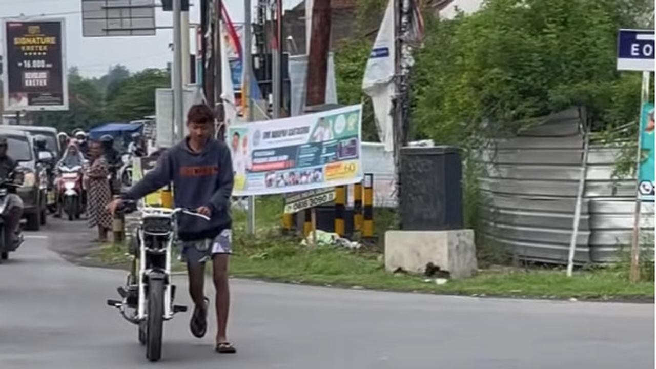 Tak Pakai Helm di Lampu Merah, Pemotor Ini Kaget Tiba-tiba Ada Polisi, Endingnya Malah Untung