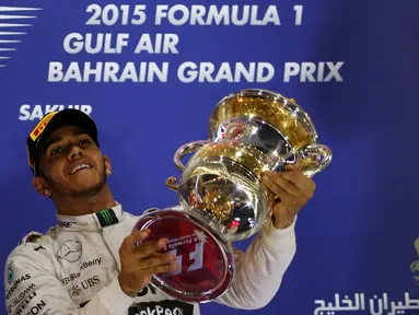 Pebalap Mercedes GP, Lewis Hamilton, meraih kemenangan ketiganya musim ini di GP Bahrain. (photo by AFP/MARWAN NAAMANI)