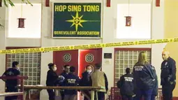 Polisi melakukan penyelidikan kasus penikaman yang menewaskan dua orang di Chinatwown, Los Angeles, AS (26/1). Menurut petugas setempat korban ditikam saay bermain mahjong di sebuah temapt yang bernama Hop Sing Tong. (AP Photo / Reed Saxon)