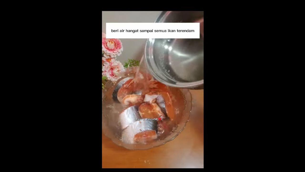 <b>Rendam Ikan dengan Air Hangat</b><br>