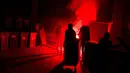 Sejumlah tempat sampah dibakar oleh pengunjuk rasa selama aksi protes berujung kerusuhan di Aulnay-sous-Bois, pinggiran utara Paris, Rabu (8/2). Ketegangan dipicu kasus dugaan sodomi terhadap pemuda kulit hitam oleh anggota kepolisian. (AFP)