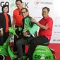 CEO Go-Jek Nadiem Makarim (tengah) bersama Direktur Sales Telkomsel, Mas'ud Khamid, Direktur Utama Tiphone, Lily Salim, dan Komisaris Utama Tiphone, Hengky Setiawan, usai penandatanganan kerja sama di Jakarta, Senin (15/2). (Liputan6.com/Angga Yuniare)