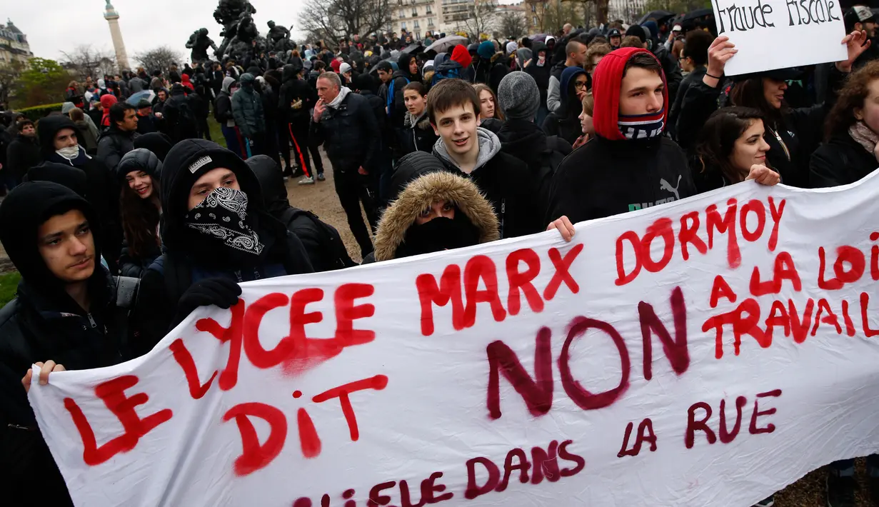 Sejumlah mahasiswa membawa spanduk saat menggelar unjuk rasa di Place de la Nation, wilayah timur Paris, Prancis, Kamis (31/3). Mereka menolak rancangan undang-undang sosialis pemerintah Prancis yang dinilai merugikan pekerja. (Thomas SAMSON/AFP)