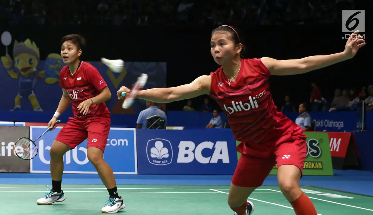 Ganda Putri Indonesia, Greysia Polii/Apriyani Rahayu mengembalikan kok ke arah Chang Ye Na/Lee So Hee (Korsel) di Babak Kedua Indonesia Open 2017, Jakarta, Kamis (15/6). Greysia/Apriyani kalah 18-21, 14-21. (Liputan6.com/Helmi Fithriansyah)