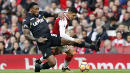 Striker Arsenal, Alexis Sanchez, berebut bola dengan gelandang Swansea City, Leroy Fer, pada laga Premier League di Stadion Emirates, Sabtu (28/10/2017). Arsenal menang 2-1 atas Swansea City. (AP/Frank Augstein)