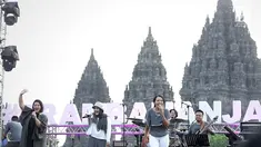 Trio Rida Sita Dewi (RSD) saat tampil di atas panggung Prambanan Jazz Festival 2019 di Pelataran Candi Prambanan, Yogyakarta, Sabtu (6/7/2019). Trio RSD tampil memukau membawakan delapan lagu andalan dari empat album sejak 1994. (Fimela.com/Bambang E.Ros)