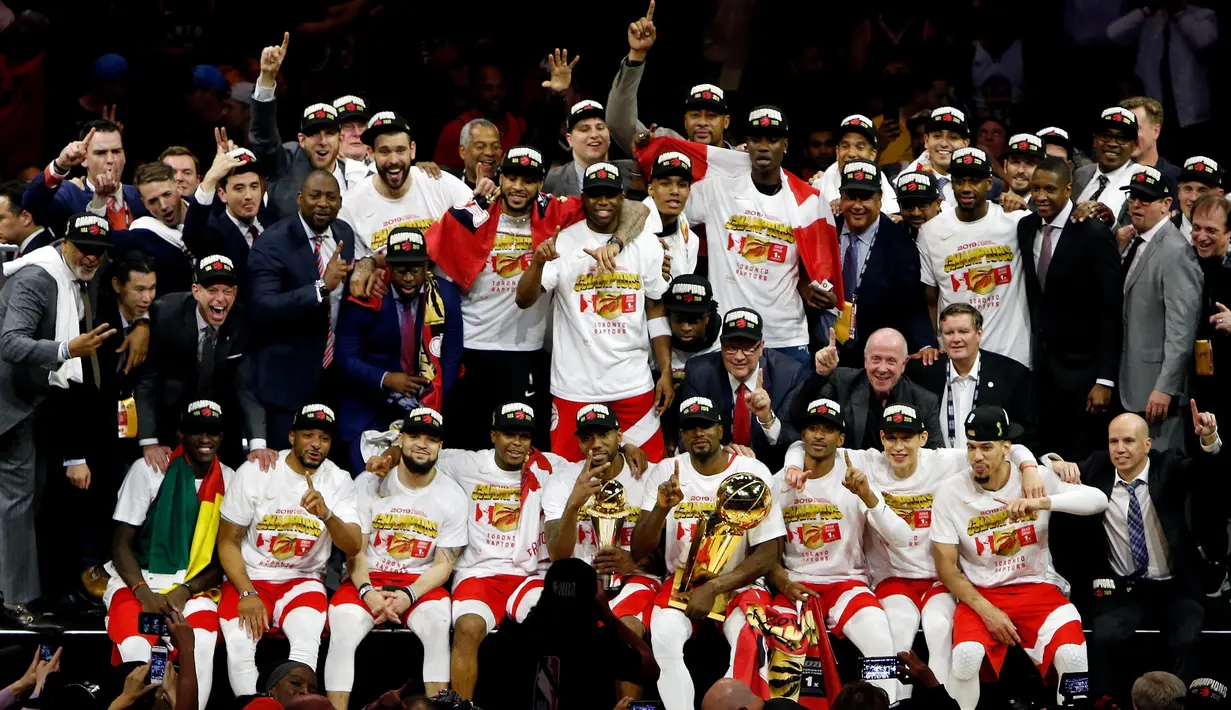 Para pebasket Toronto Raptors merayakan kemenangan sekaligus gelar juara NBA pertama mereka pada musim 2018-2019. (Getty Images/AFP/Lachlan Cunningham)