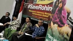 Direktur keamanan internasional dan perlucutan senjata Kemenlu, Andy Rachmiant (kanan) saat menjadi pembicara diskusi #Save Rohingya di Kantor DPP PKB, Jakarta, Jumat (22/5/2015). (Liputan6.com/JohanTallo)