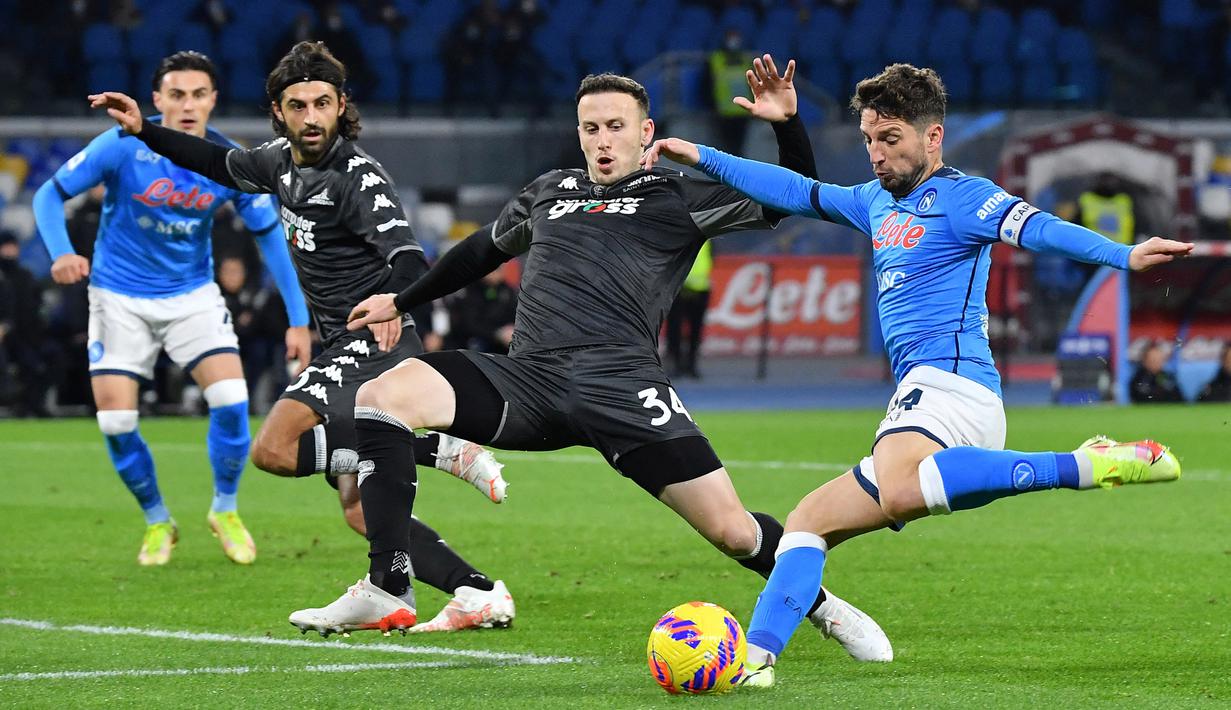 Dries Mertens (35 tahun) adalah salah satu mesin gol Napoli musim ini. Sayangnya, penampilan apik tersebut belum bisa membawa Partenopei juara. Mertens mencetak 13 gol dan 2 assist di semua ajang pada 2021/2022. Ia tampil dalam 37 laga dengan catatan 1.736 menit bermain. (AFP/Tiziana Fabi)