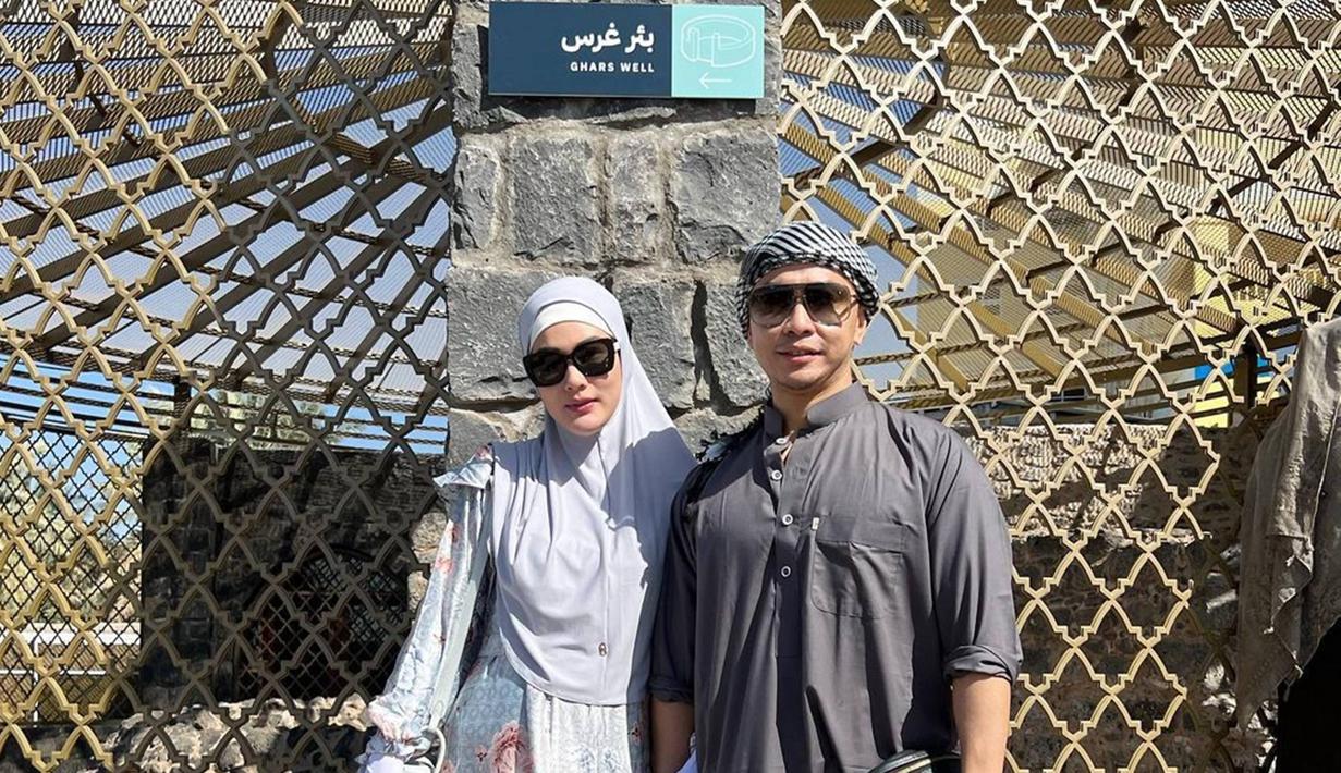 Menjadi seorang mualaf, penampilan dari Stevi memang banyak berubah. Aktris yang kerap bermain karakter antagonis ini sempat memakai hijab dan melapasnya kembali. Aksinya ini pun sempat menuai banyak sorotan dan kritikan dari netizen. (Liputan6.com/IG/@steviagnecya)