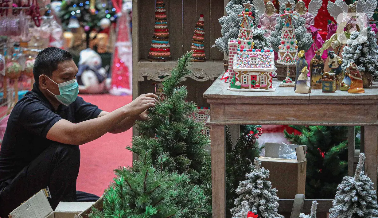 Pekerja merapikan pernak-pernik Natal di Mal Artha Graha, Jakarta, Sabtu (4/12/2021). Jelang perayaan Natal 25 Desember sejumlah mal di ibukota mulai menjual berbagai kebutuhan Natal mulai dari pernak-pernik hingga pohon Natal dengan kisaran harga Rp10.000-Rp5 juta. (Liputan6.com/Faizal Fanani)