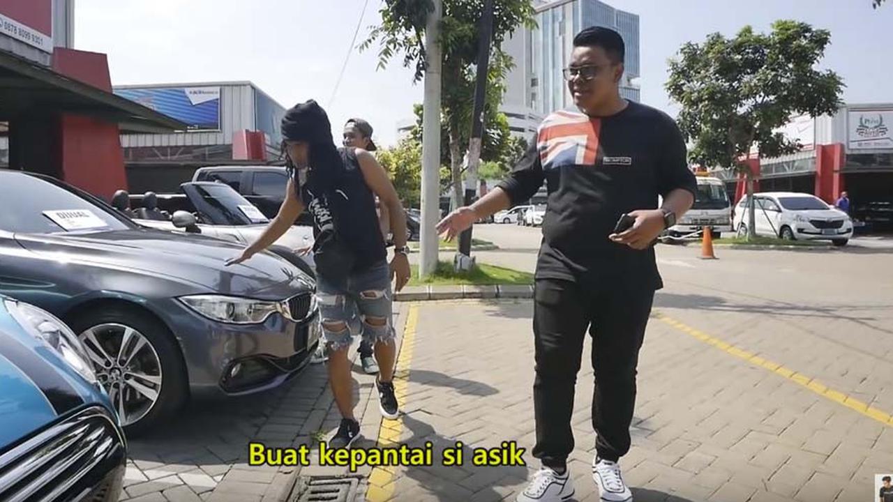 Aksi si preman terkuat di bumi membeli mobil miliaran (YouTube/Maell Lee)