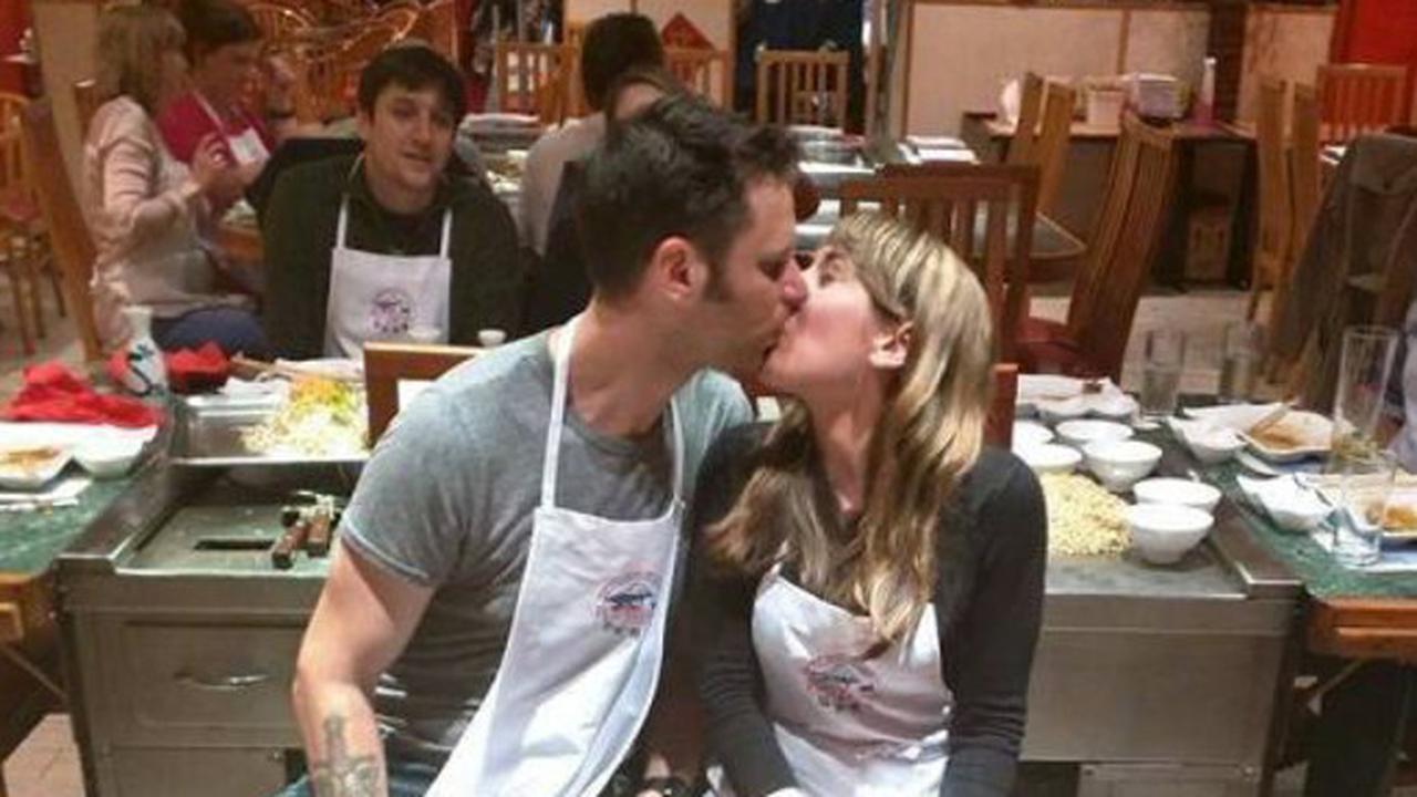 Ada yang Canggung dari Foto Pertunangan Ini