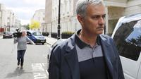 Jose Mourinho berjalan meninggalkan kediamannya di London, Inggris. (Reuters)