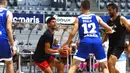 Bintang tenis Novak Djokovic (kedua kiri) saat pertandingan persahabatan bola basket jelang Adria Tour di Zadar, Kroasia, Kamis (18/6/2020). Djokovic menggelar Adria Tour untuk mempromosikan olahraga, nilai-nilai positif dan sportivitas, serta penggalangan dana. (Xinhua/Pixsell/Marko Dimic)