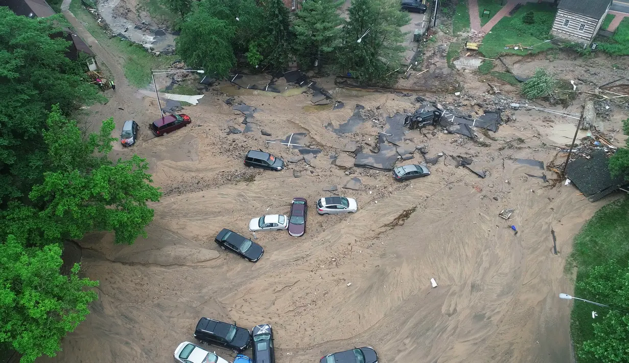 Sejumlah kendaraan tersapu banjir bandang yang melanda Ellicott City, Maryland, Amerika Serikat, Senin (28/5). Pemerintah Amerika Serikat menyatakan siaga nasional setelah banjir bandang Maryland. (DroneBase via AP)