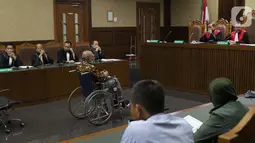 Terdakwa kasus dugaan kepemilikan senjata api illegal, Kivlan Zen menjalani sidang lanjutan di Pengadilan Negeri Jakarta Pusat, Kamis (3/10/2019). Majelis menunda sidang yang beragendakan pembacaan eksepsi karena alasan kesehatan dan legalitas kuasa hukum terdakwa. (Liputan6.com/Helmi Fithriansyah)