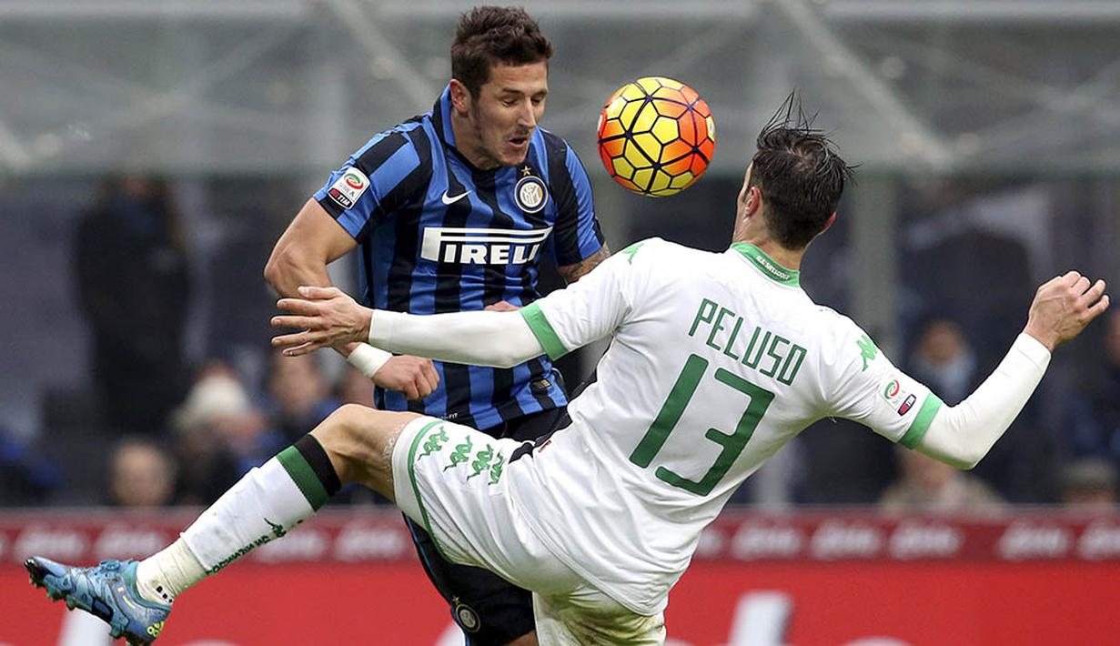Pemain Inter Milan, Stevan Jovetic, berusaha melewati hadangan pemain Sassuolo, Federico Peluso, pada laga Serie A. Nerazzurri menguasai jalannya pertandingan dengan penguasaan bola 59 persen. (Reuters/Stefano Rellandini)