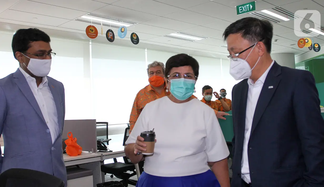 CEO FWD Group Huynh Thanh Phong (kanan), Komisaris Utama merangkap Komisaris Independen Nurmala Kartini Pandjaitan Sjahrir (tengah) dan Direktur Utama Anantharaman Sridharan (kiri) meninjau employee program Bebas Duduk atau BeDug di kantor FWD Insurance Jakarta (16/3/2021). (Liputan6.com/HO/Ading)