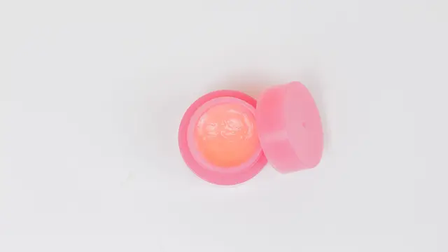 6 Produk Skincare yang Sebaiknya Disimpan di Kulkas Menurut Dermatologis