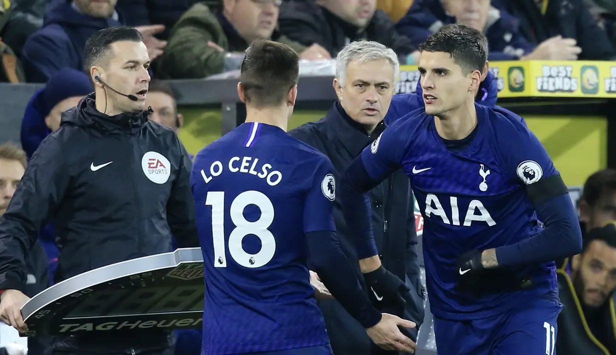 Pelatih Tottenham Hotspur, Jose Mourinho, saat pertandingan melawan Norwich City pada laga Premier League 2019 di Stadion Carrow Road, Sabtu (28/12). Kedua tim bermain imbang 2-2. (AFP/Lindsey Parnaby)