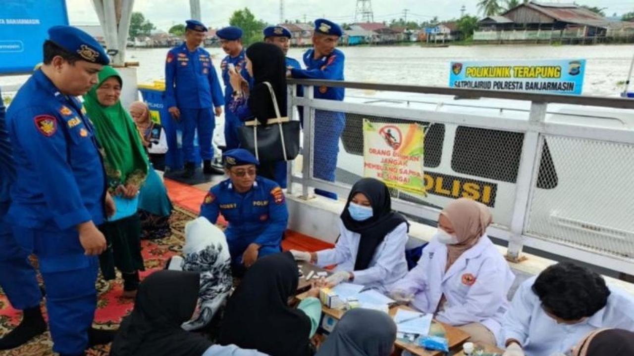 Tahukah Anda, Poliklinik Terapung Polresta Banjarmasin Layani 50 Warga Pesisir dengan Pengobatan Gratis?