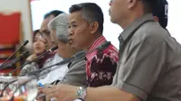 Komisioner KPU, Wahyu Setiawan (tengah) memimpin rapat bersama perwakilan parpol, Jakarta, Rabu (27/2). Rapat membahas jadwal kampanye dan rapat umum serta sosialisasi fasilitasi iklan kampanye Pemilu 2019 di media massa. (Liputan6.com/Helmi Fithriansyah)