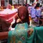 Tradisi membatik di Palembang menggunakan malam atau lilin semakin tergerus zaman. (Liputan6.com/Nefri Inge)