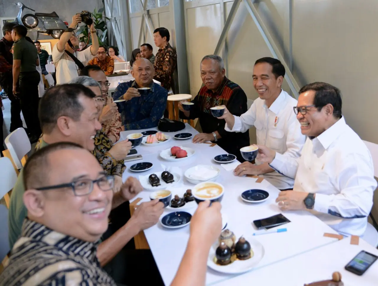 Presiden Jokowi dan rombongan di Sejiwa Coffee, Kota Bandung, Senin (4/12/2017). (Biro Pers Setpres)