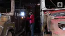 Pekerja menyelesaikan pembuatan odong-odong di Tangerang Selatan, Banten, Rabu (23/2/2022). Odong-odong yang dibuat dalam waktu sekitar satu bulan tersebut dijual dengan harga Rp 65 juta sampai Rp 100 juta, tergantung dari bahan pembuatan. (Liputan6.com/Angga Yuniar)