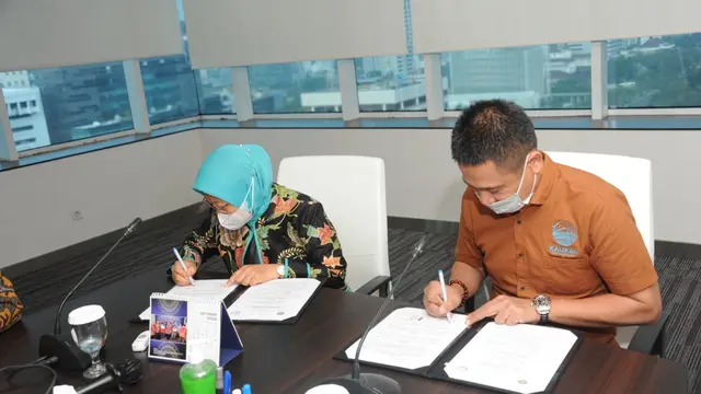 Penandatangan kerja sama KKP dengan kalikan.id untuk memperkuat jangkauan pasar ikan hias air tawar Indonesia.(Foto: Liputan6.com/KKP)