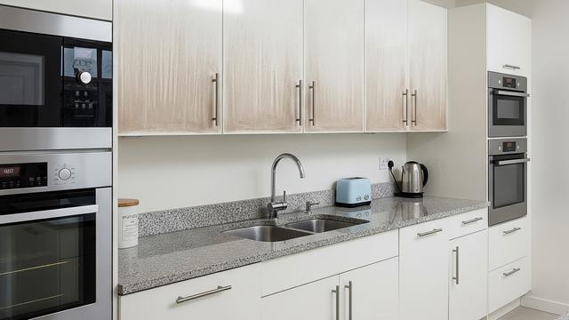 7 Cara Membersihkan Lemari Dapur Berminyak Tanpa Mengelupas Lapisan, Dapur Kinclong Kembali