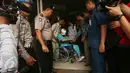 Petugas mendorong kursi roda penyidik KPK, Novel Baswedan, saat akan dipindahkan dari Rumah Sakit Mitra Keluarga Kelapa Gading, Jakarta, Selasa (11/4). Novel dipindahkan ke Jakarta Eye Center(JEC) untuk tindakan lebih lanjut. (Liputan6.com/Johan Tallo)
