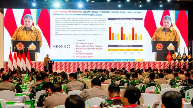Menteri Koordinator Bidang Perekonomian Airlangga Hartarto dalam Rapim TNI – POLRI 2023 yang bertema “TNI-POLRI Siap Mendukung Peningkatan Produktivitas untuk Transformasi Ekonomi yang Inklusif dan Berkelanjutan”, di Jakarta, Rabu (8/2/2023).
