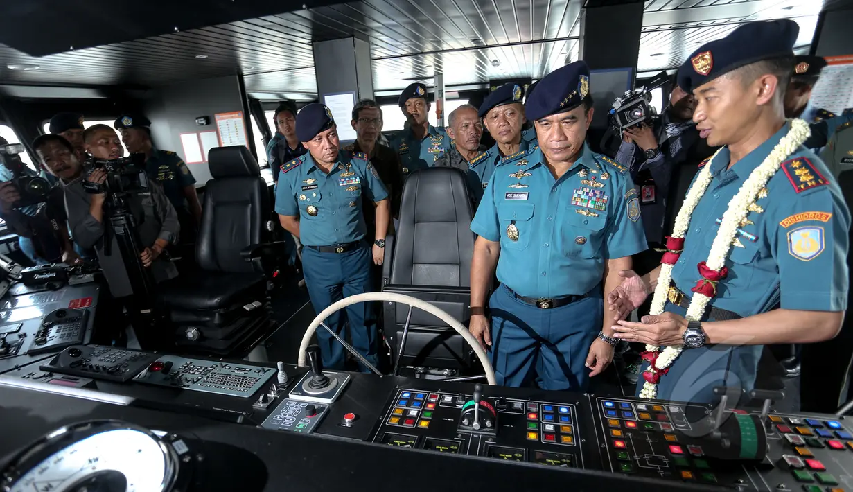 KSAL Laksamana TNI Ade Supandi (kedua kanan) saat meninjau fasilitas kemudi kapal survei milik TNI AL, KRI Rigel 933 di Dermaga JICT II, Pelabuhan Tanjung Priok, Jakarta, Jumat (15/5/2015). (Liputan6.com/Faizal Fanani)