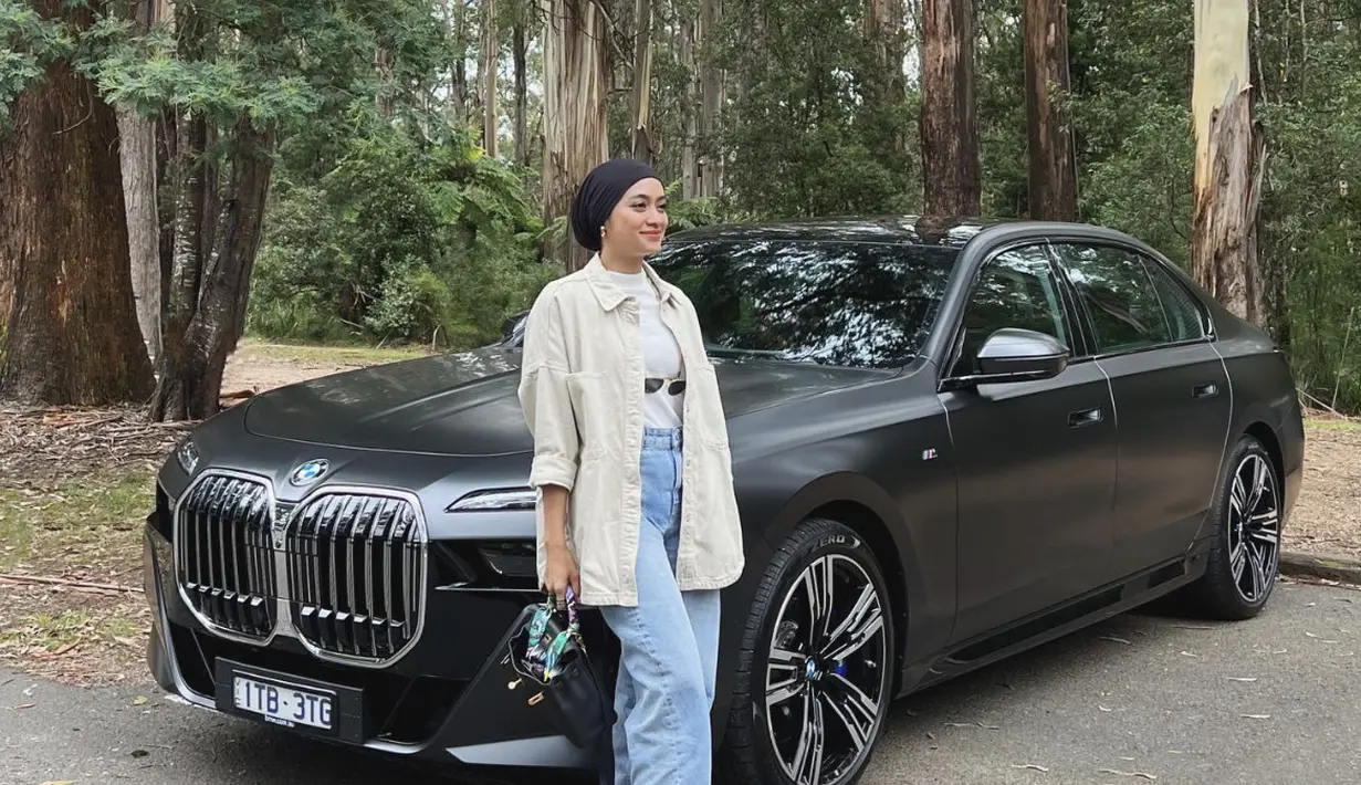 Mengenakan shecket, ia terlihat begitu sempurna dengan gaya kasual yang menjanjikan.  [Foto: Instagram/ Ayudia Chaerani]