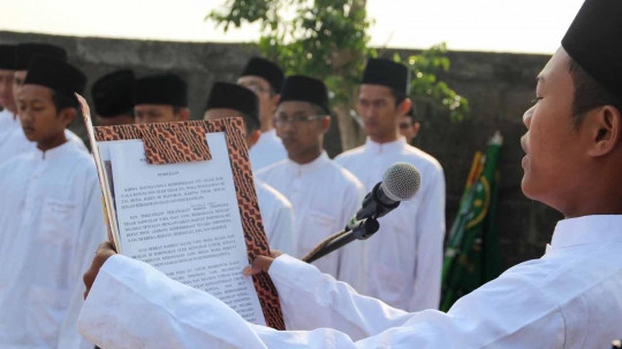 Hari Santri Nasional, ribuan santri di Kediri upacara pakai sarung