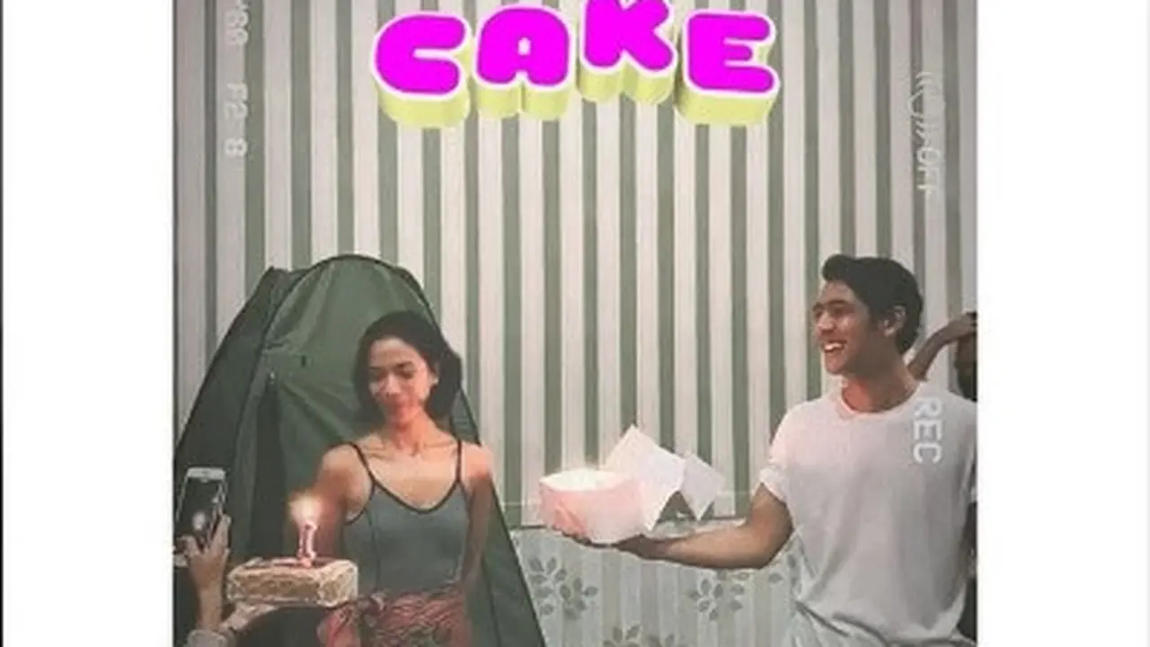 Arya Saloka bawakan kue ulang tahun untuk Putri Marino di lokasi syuting (Foto: Instagram @aladin.words)