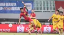 Pemain Persija Jakarta, Yandi Sofyan terjatuh dalam perebutan bola dengan pemain Semen Padang pada laga pekan ke-30 Liga 1 2024/2025 di Stadion Pakansari, Kabupaten Bogor, Minggu (27/4/2025). (Bola.com/Abdul Aziz)