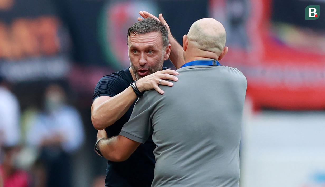 Pelatih Persija Jakarta, Thomas Doll berpelukan dengan pelatih PSM Makassar, Bernardo Tavares pada laga pekan ke-20 BRI Liga 1 2022/2023 di Stadion Patriot Candrabhaga, Bekasi, Rabu (25/1/2023). Persija menang dengan skor 4-2. (Bola.com/M Iqbal Ichsan)