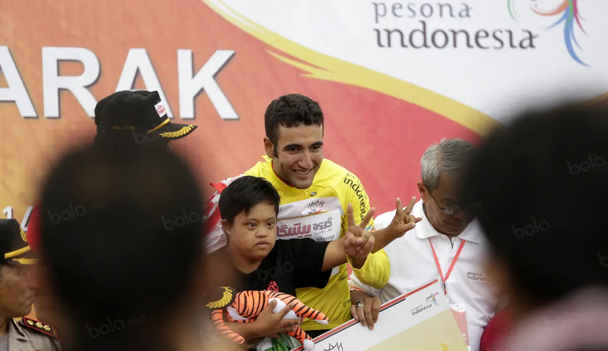 Amir Kolahdouz, Pebalap Iran dari Tim Pishgaman berfoto bersama fans usai menjuarai  etape ke-4 Tour de Singkarak, Agam, Sumatera Barart. (Bola.com/NIcklas Hanoatubun)