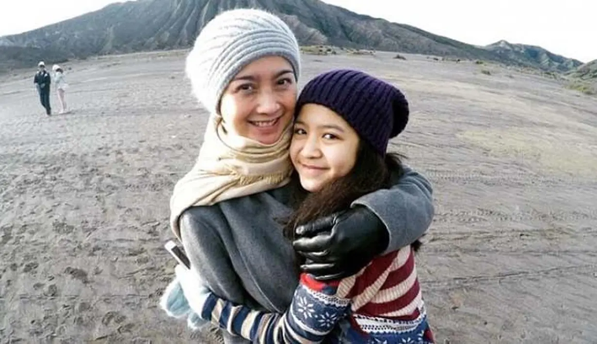 Desy Ratnasari, telah menjadi single parent sejak beberapa tahun silam. Bahkan, sekarang ini anak perempuannya sudah beranjak menjadi dewasa yang parasnya tak kalah cantik dari sang ibu. (Instagram/nasywanathania)