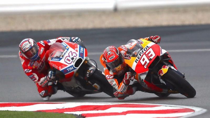 Marc Marquez (depan) dan Andrea Dovizioso. (Motorsport)