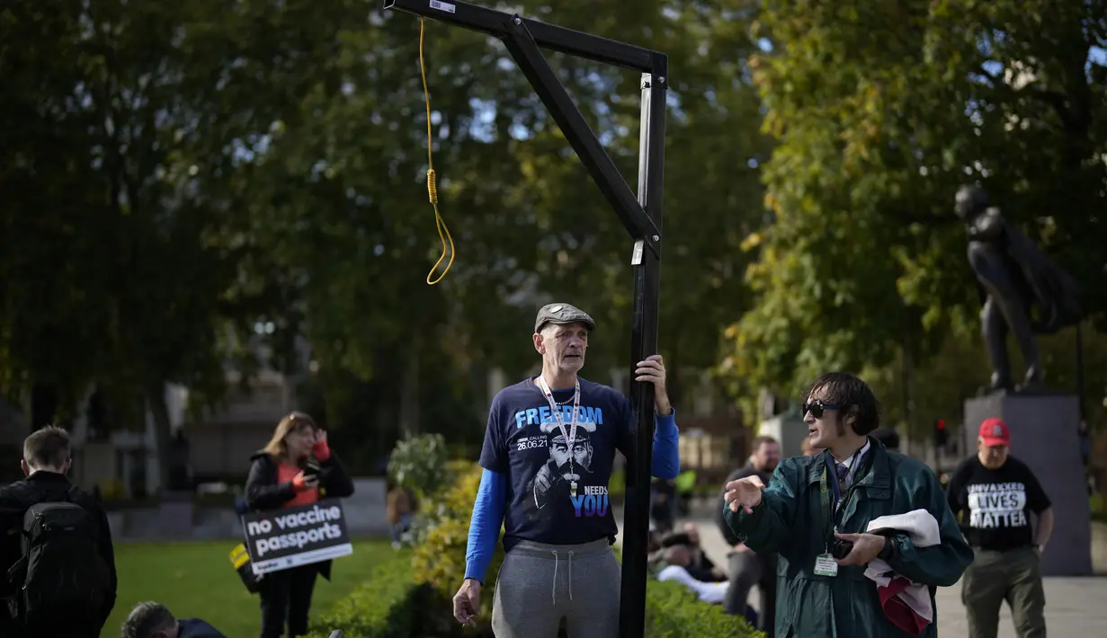 Para pengunjuk rasa yang menentang paspor vaksin COVID-19 dan pembatasan pemerintah Inggris berdemonstrasi di Parliament Square, London, Rabu (20/10/2021). Organisasi Kesehatan Dunia atau WHO mencatat terjadi kenaikan kasus Covid-19 sebesar 7% di seluruh Eropa pada pekan lalu. (AP Photo/Matt Dunham