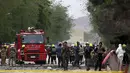 Suasana di sekitar lokasi bom di dekat gedung Kedubes AS di Kabul, Afghanistan, Rabu (3/5). Serangan bom tersebut menewaskan delapan warga sipil dan menyebabkan 25 lainnya luka-luka. (AP Photos / Massoud Hossaini)