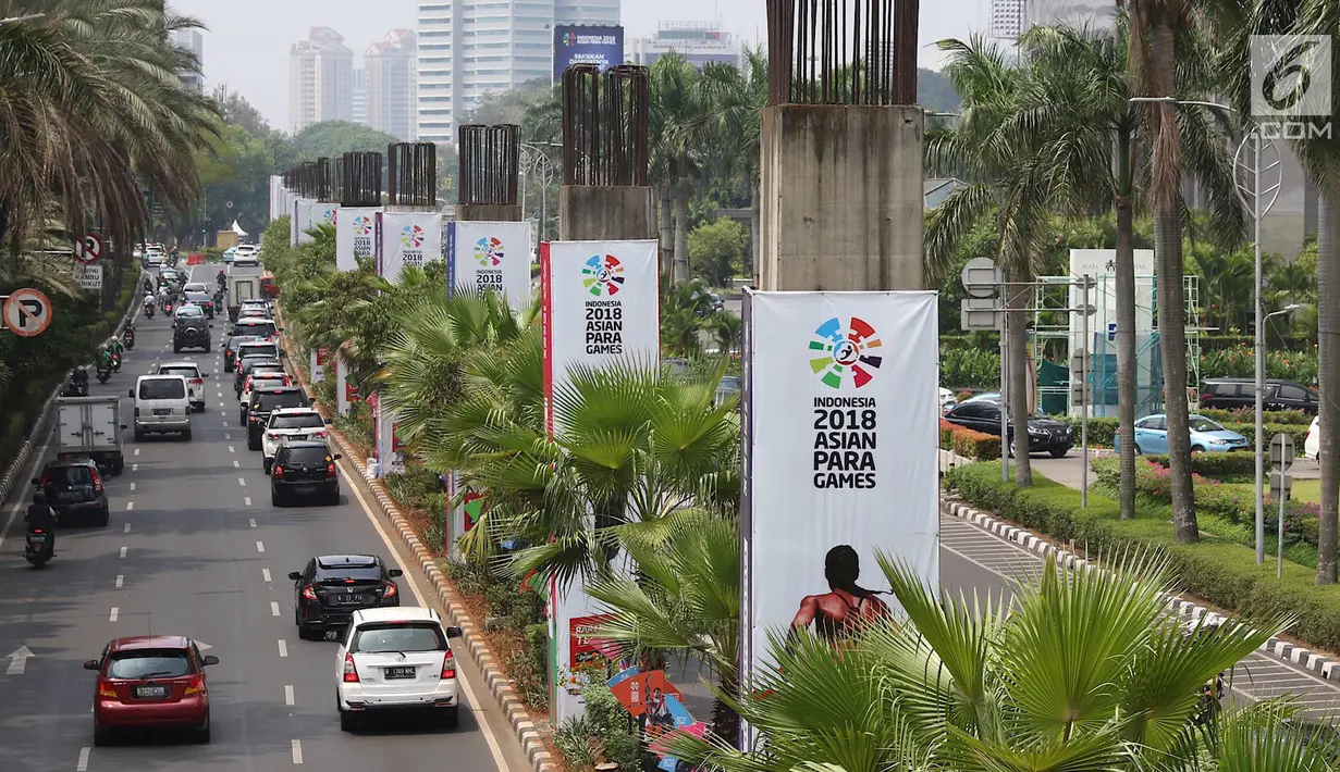 Tiang monorel terbengkalai digunakan untuk alat peraga Asian Para Games di Senayan, Jakarta, Jumat (19/10). Pemprov DKI Jakarta saat ini sedang melakukan pengkajian guna memanfaatkan kembali tiang pancang monorel tersebut. (Liputan6.com/Immanuel Antonius)