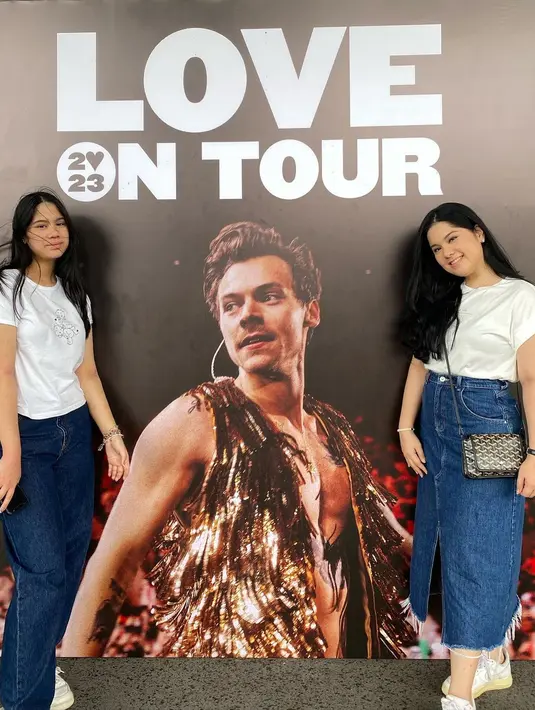 Annisa dan putrinya menyaksikan konser penyanyi kenamaan Hollywood itu di Singapura. Keduanya kompak mengenakan kaos putih. Keduanya juga memadukan dengan jeans warna biru. [Instagram/annisayudhoyono]