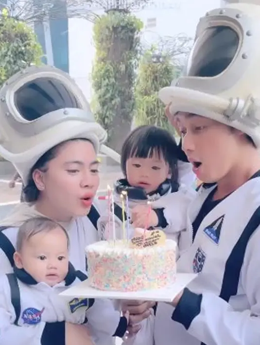 Pada ultah ke-30 pada tahun 2023 kemarin, Feli merayakan ultah Hito bersama dua anak perempuannya yakni Graziella Bible Emmanuela dan Zefanya Graneth Emmanuela. Feli memberikan kejutan kue ultah dan kostum astronot saat liburan di Korea Selatan. (Liputan6.com/IG/@felicyangelista_)